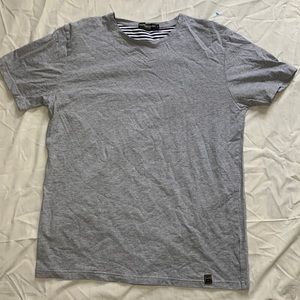 men’s grey t-shirt